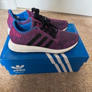 Adidas Swift Run sz 5.5 LIKE NEW
